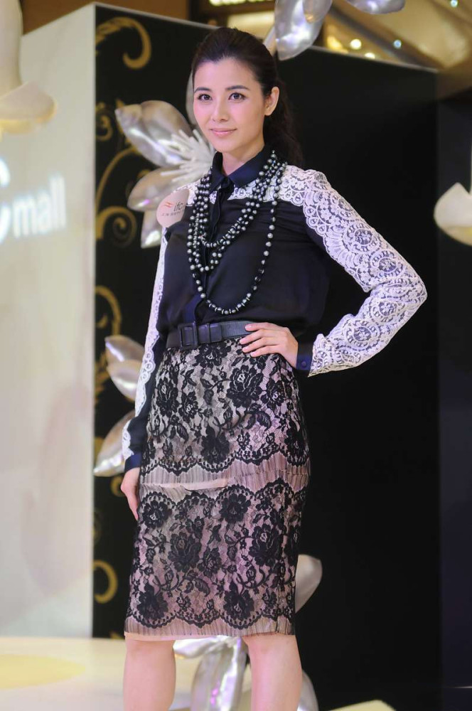 郑伊健70后妻子真漂亮穿镶绿水晶的黑礼服裙美得好优雅