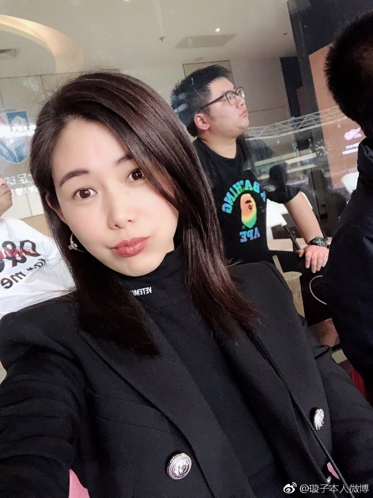 知性女神!申花大将秦升娇妻晒美照 黛眉琼鼻气质出众_腾讯新闻