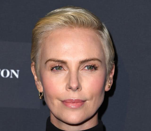 短发女人有多飒,看查理兹塞隆就知道了_腾讯新闻