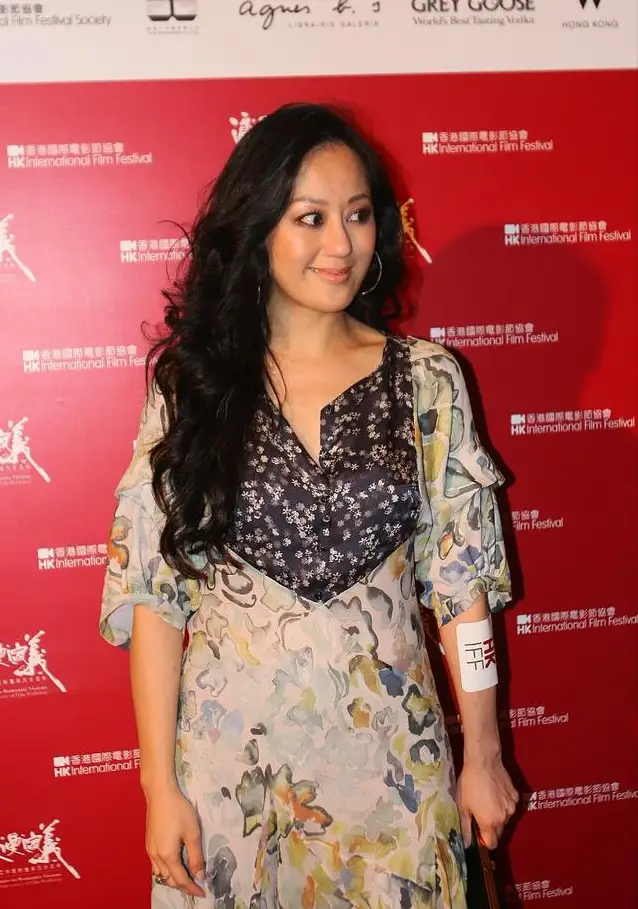 章小蕙真有"贵妇体质",连衣裙配皮衣穿出贵妇感,这气质装不来