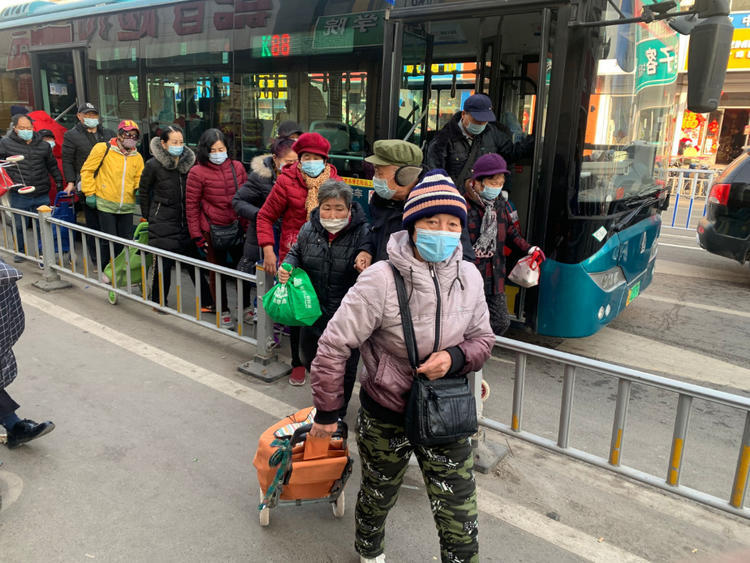 赶年集去咯小推车吱吱响k88路公交车成赶集专车