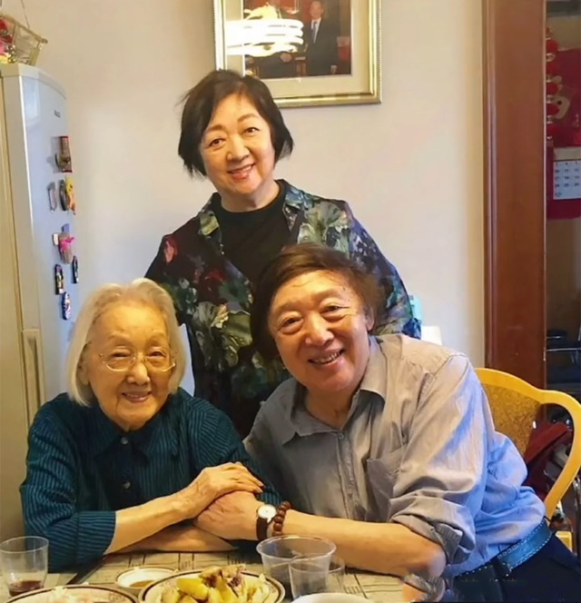 冯骥才近照,与太太顾同昭撞脸被误认兄妹,103岁母亲精神矍铄