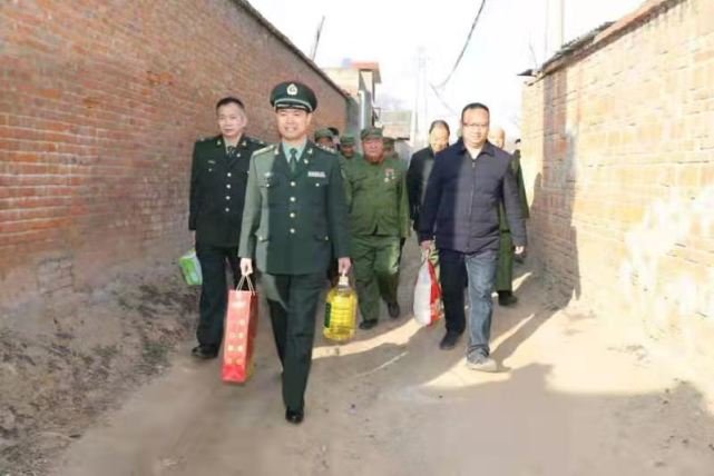 河南省新密市"老兵爱心服务队"寒冬里送温暖