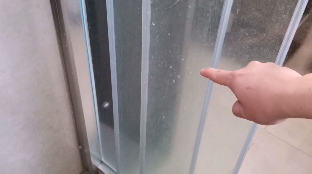 浴室玻璃老有水垢擦不干净?教你清洁小窍门,轻轻一擦水垢全去除_腾讯