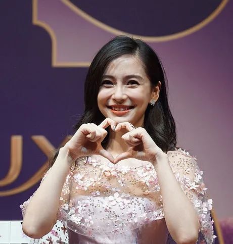 32岁杨颖近照暴露真实年龄大笑时眼睛四周皱纹又长又深