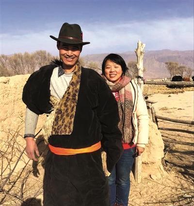 2012年,做了14年记者的她在一次采访中遇到了蜂农扎西.