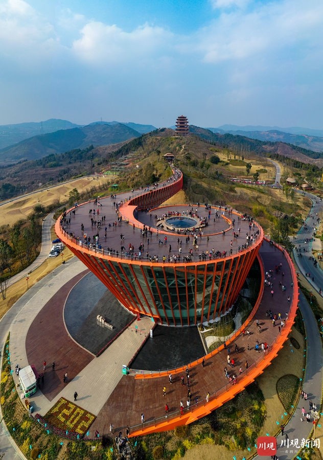 被誉为"城市之眼"的丹景台,是近两年当地打造的一处观景平台,视野开阔