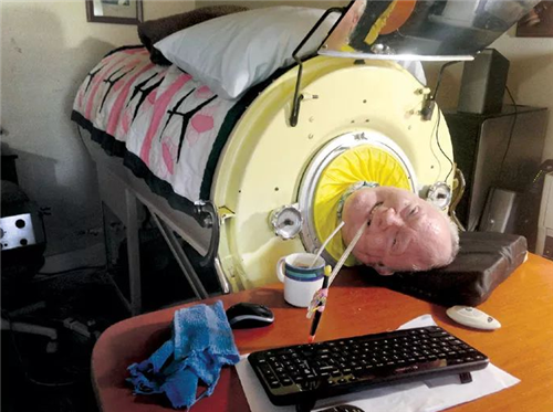 男子住铁肺60年用嘴操纵电脑坦言这辈子都不可能出去了