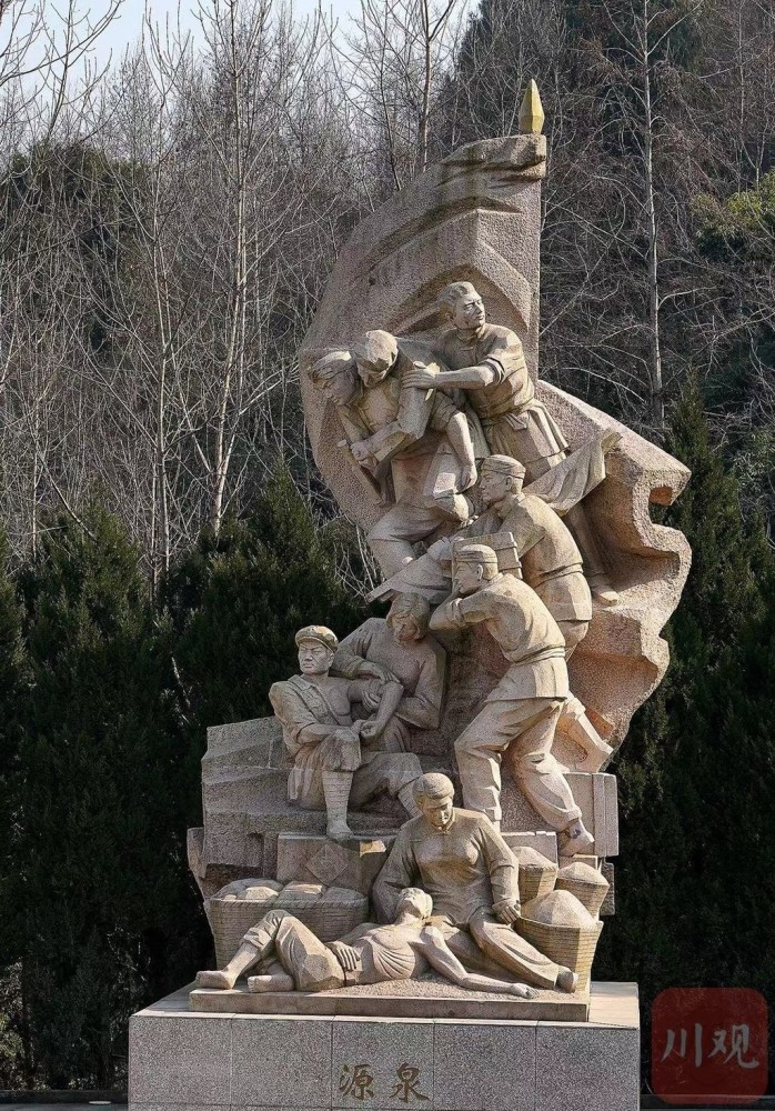 墓碑的两侧,各有一门用石头雕凿的迫击炮,象征着烈士们永远进击,永不