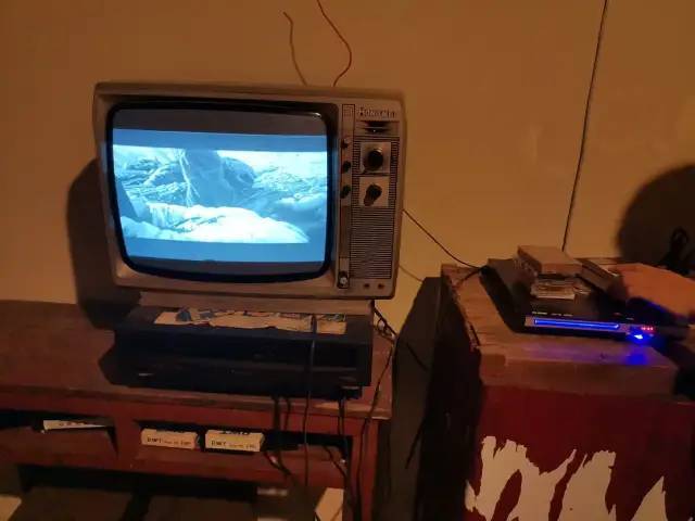 看电视可是一家人的主要娱乐活动—— @春雷生静湖:放学回家和爷爷抢