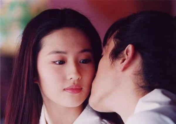 胡歌刘亦菲领证结婚女方还在备孕经纪人回应假的都是谣言
