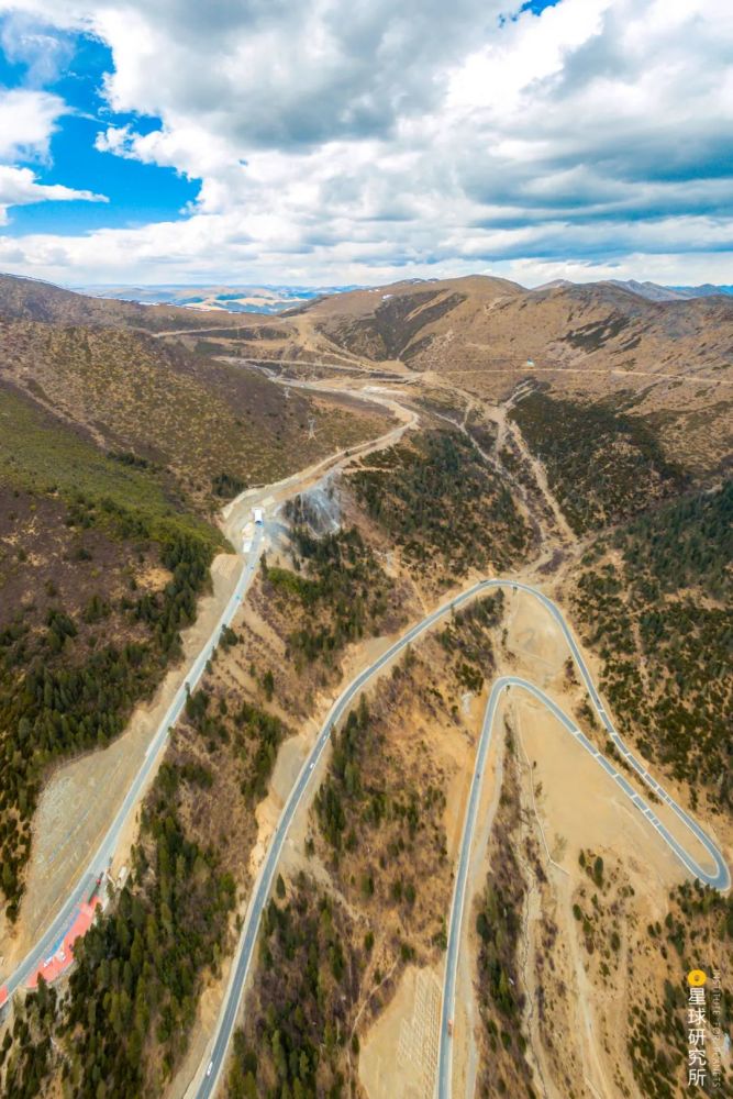 山隧道,面向高原一侧,摄影师@姜曦) ▼ 它们 不仅缩短了公路总里程 也