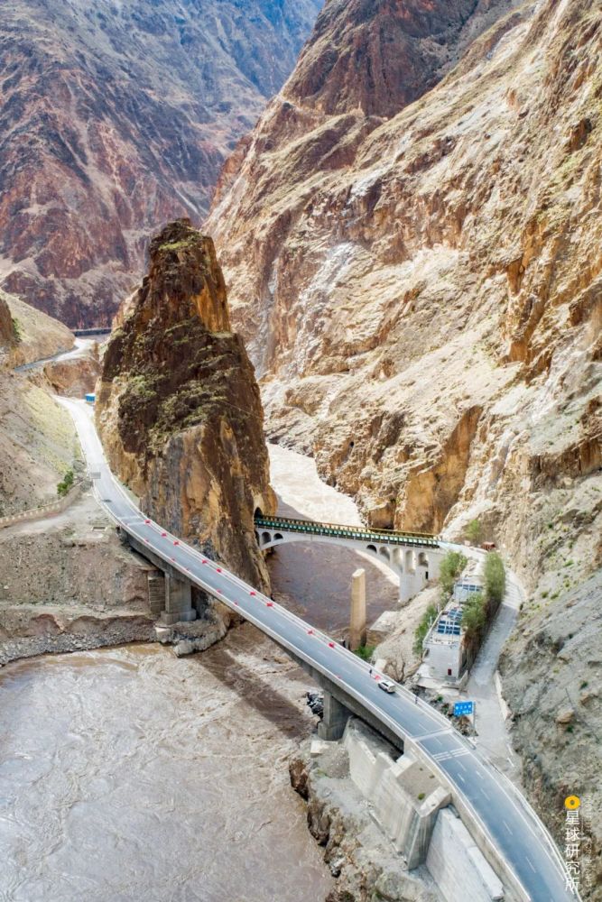 ▼(怒江大桥,是川藏线上的咽喉之一,图中右侧拱桥于1972年建成,到2013