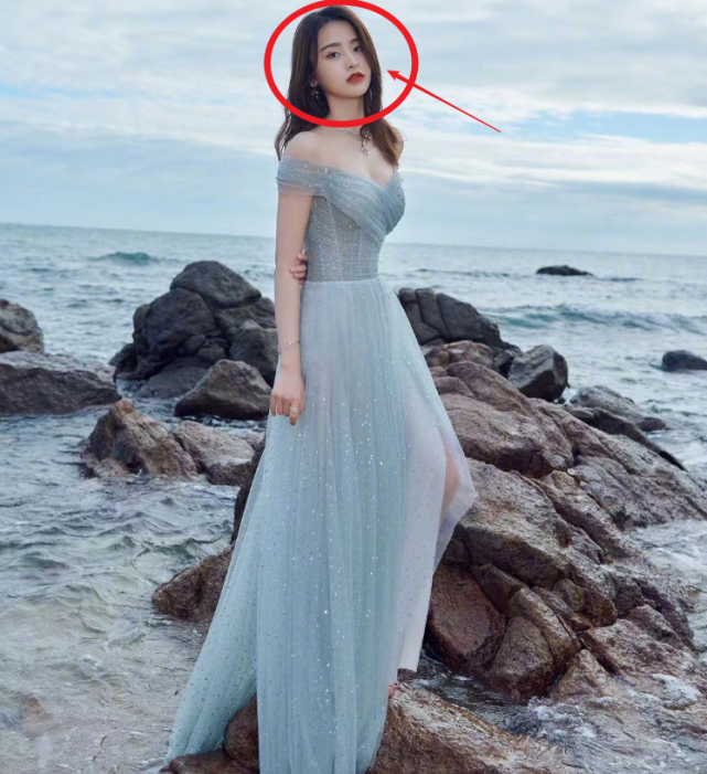 金子涵蓝色薄纱海边大片怼脸镜头五官能打这身材真的酸了