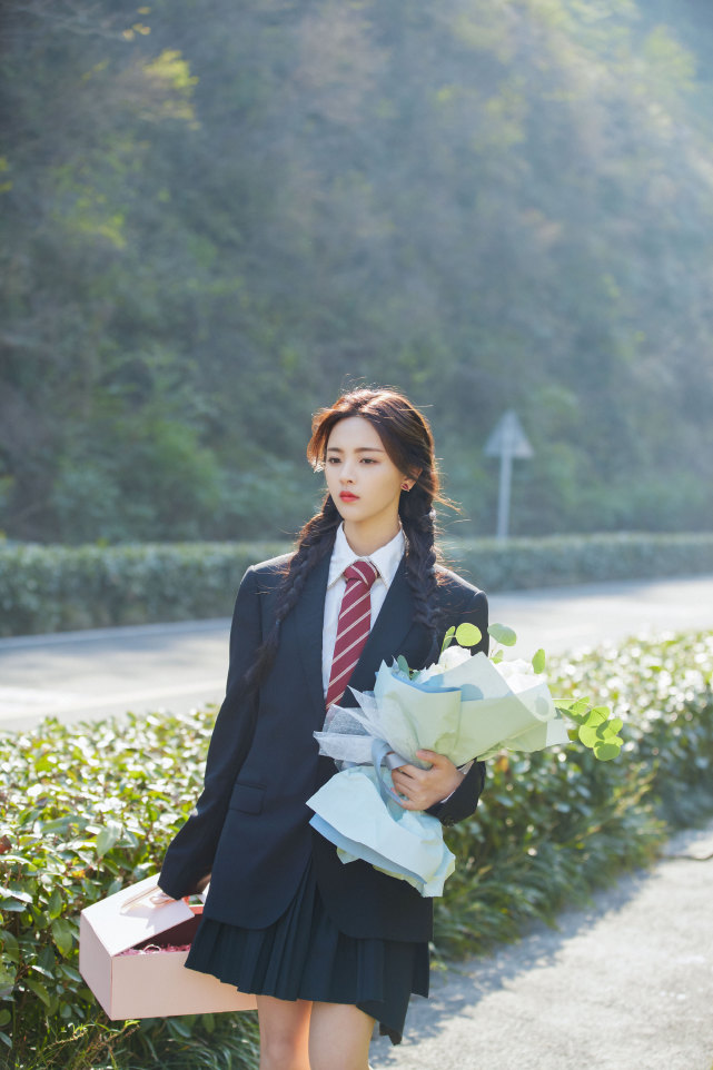 杨超越壁纸校园风的超越妹妹清纯又可人儿