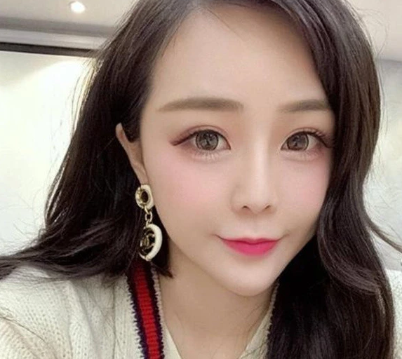 辛巴妻子高调亮相红光满面豪车随行派头十足引网友不满