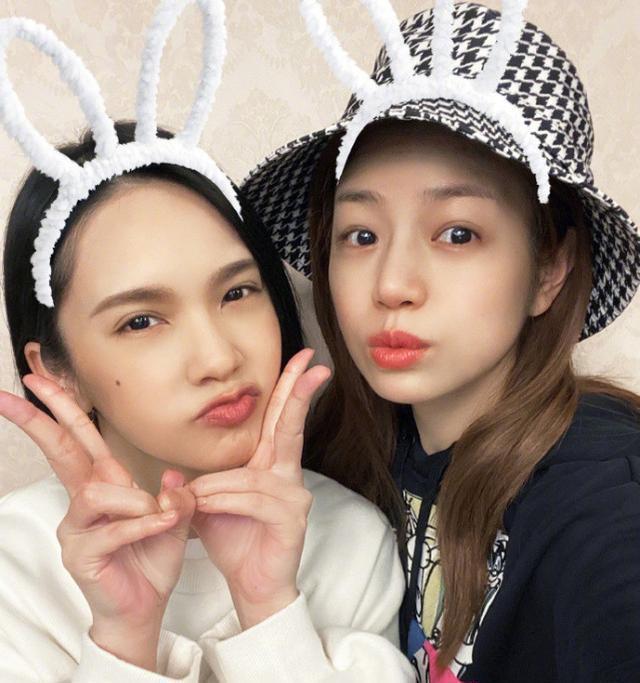 杨丞琳陈妍希怼镜合照两人嘟嘴卖萌皮肤白皙水灵似吃了防腐剂