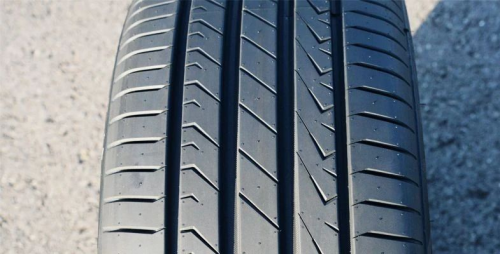 森麒麟qirin 990&nbsp;胎面采用非对称花纹设计,加强了轮胎操控性.