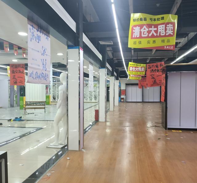 大量实体店关门,"倒闭潮"越来越猛烈,背后原因仅仅是电商吗?_腾讯新闻