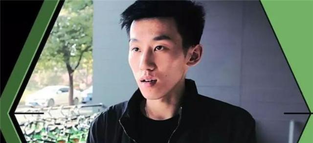 他的父亲丁万青是江苏省的一位有钱人.