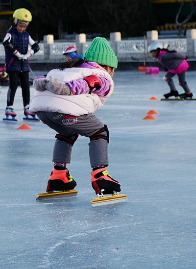 往年,冬天湖面上也有少许成年人滑冰或者打冰球,今年冰面突然被娃娃们