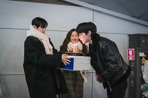 车银优晒女神降临剧组大合照百余人聚集未戴口罩遭网友痛骂