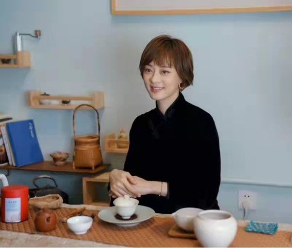 穿天鹅绒黑衣优雅端庄,嘴下美人痣太有韵味_腾讯新闻