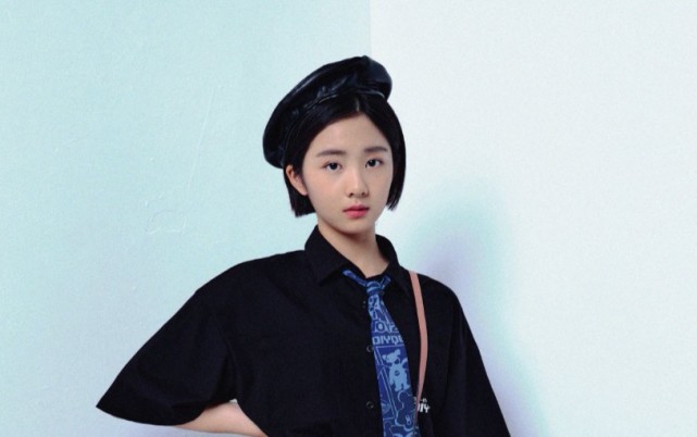 先后晒同一张照为多多庆生,照片中多多身穿白色t恤,一头短发干净利落