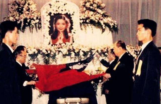 歌后邓丽君遗体照流出:和生前一样美丽,下葬时仍保持那份优雅