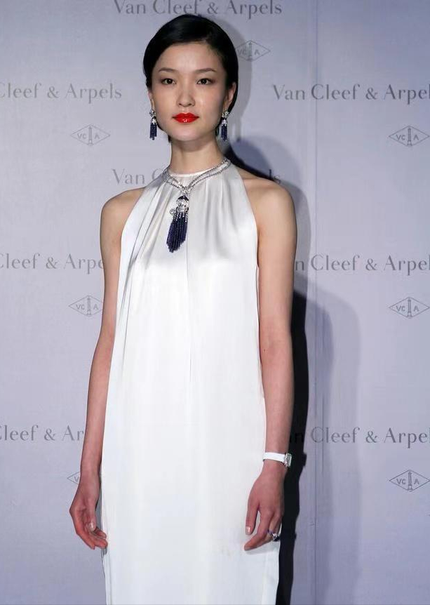 杜鹃超模长相太加分,挂件白布在身上也这么惊艳,气质真不是吹的