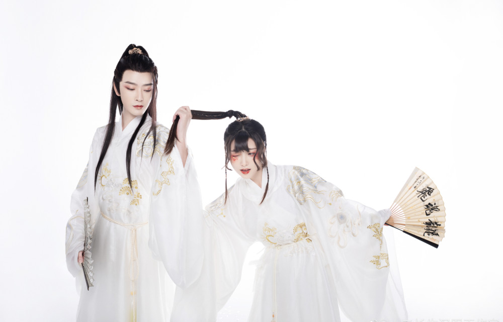 真服了,古蛇夫妇公开撒"狗粮",汉服穿搭甜蜜又优雅!
