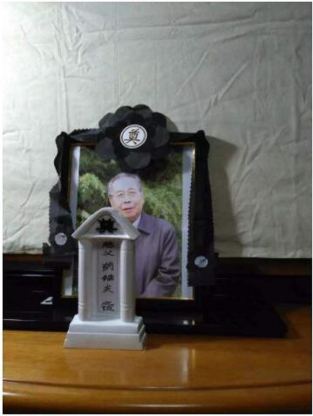 父亲去世,老大老二抢房抢地,小儿抱遗像离开,擦遗像时惊喜来了_腾讯新