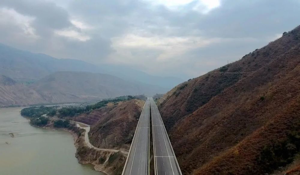 个县市途经红河,元阳,建水横贯红河州中部区域蔓耗镇与开河高速公路相