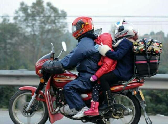 摩托车带老婆带孩子图片