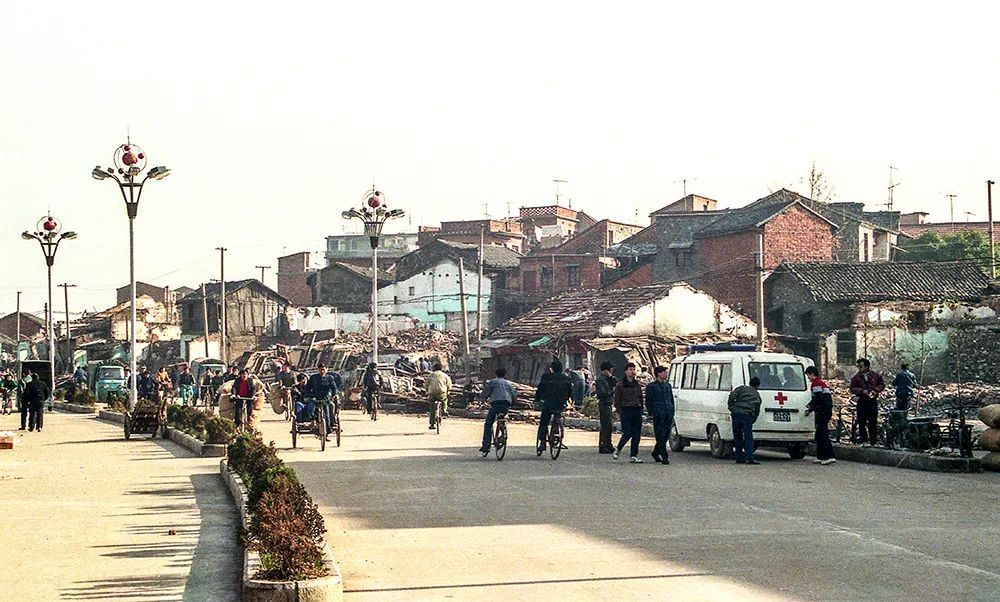 1992年攝 九江四碼頭,當年濱江路拓寬改造時抓拍的街景1992年攝