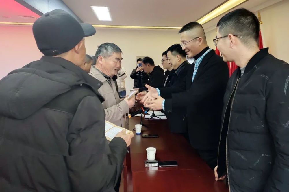 亚都建设为屠甸镇联星村老人发放春节慰问金_腾讯新闻