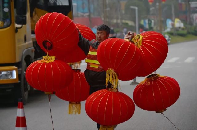 水富:大紅燈籠高高掛 喜氣祥和慶新春