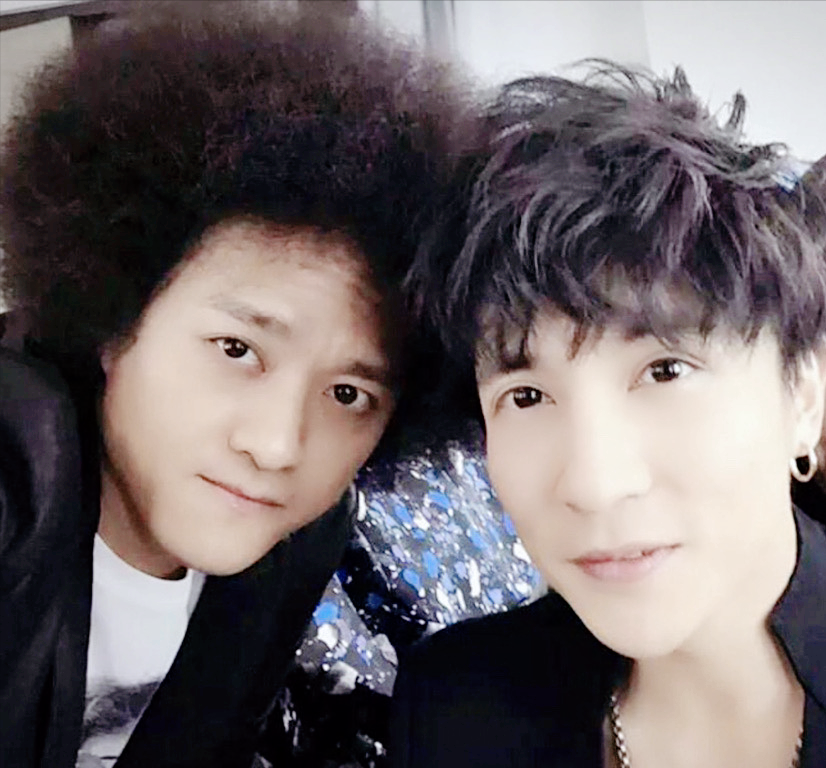 赵英俊离世以后,遗产由父母继承,好友薛之谦现身家宴_腾讯新闻