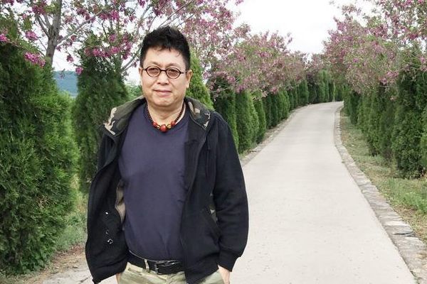 而小香玉生活要好得多,她嫁给了现任丈夫樊泽峰.现任丈夫很低调.