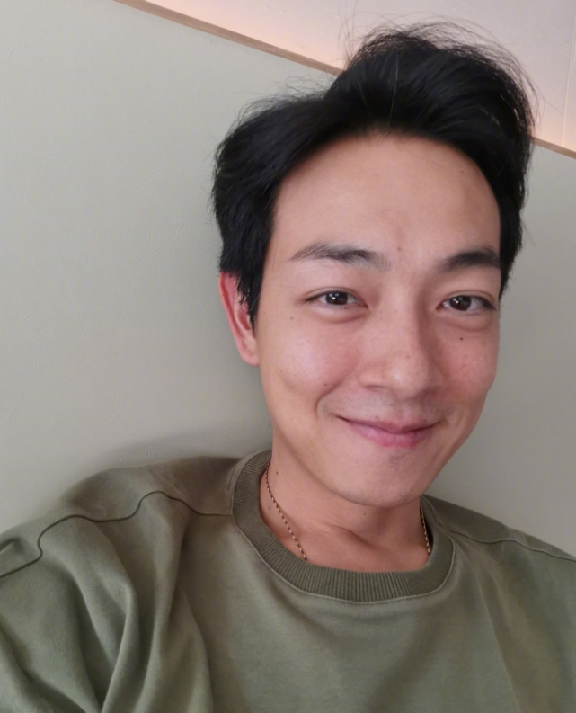 tvb爱国艺人梁烈唯在家和子女享家庭乐儿子学会站立让其感动