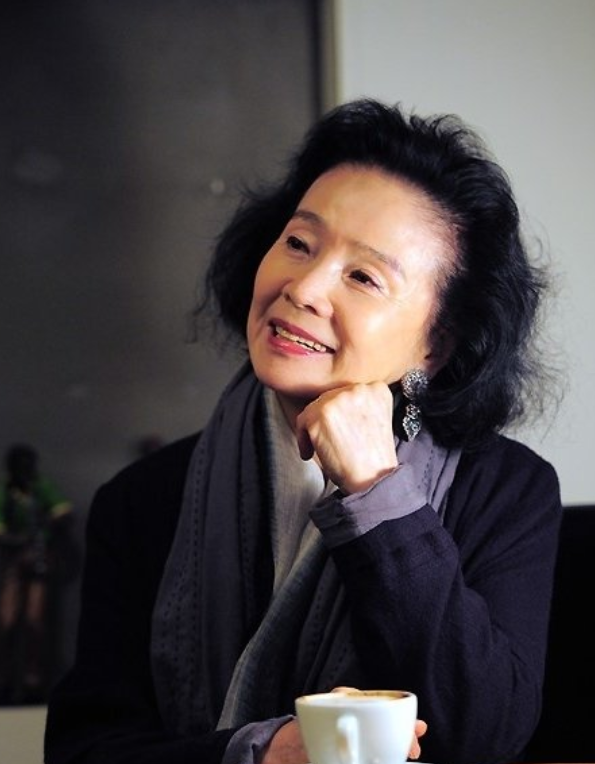 韩网热议76岁女星尹静姬被传遭家人遗弃在法国其丈夫出来否认