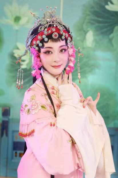 查看更多图片 >王静,浙江越剧团优秀青年演员,师承越剧名家李丽