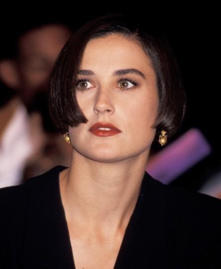 1992年,黛米·摩尔(demi moore)穿着短发去拉斯维加斯旅行.