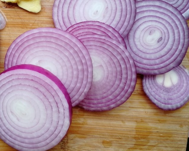 切洋葱再也不流泪了,饭店大厨的经验,一看就会,现学现用真方便