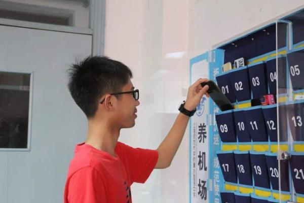 下午 17:00 下课后,保管员打开"养机场",学生领回手机.