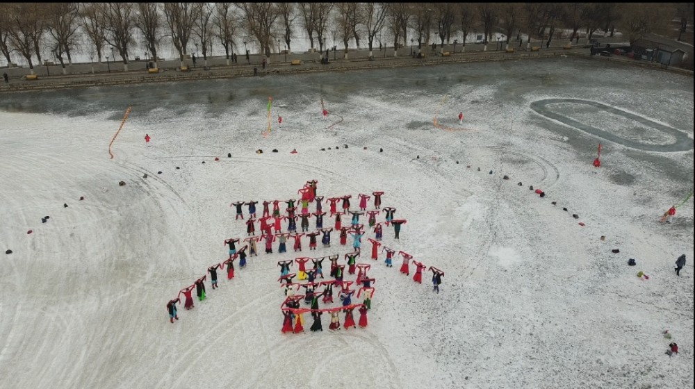 百余人在雪地上举办迎春舞会75人组成春字造型