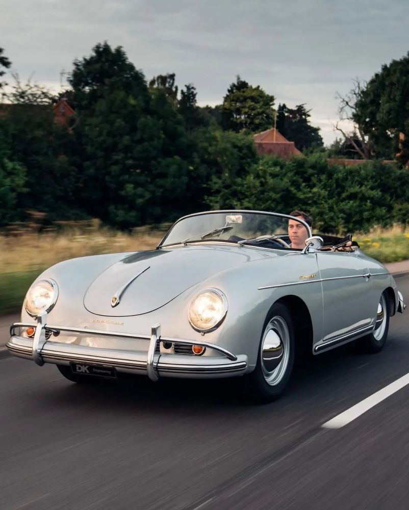 这辆保时捷第一次交付于1957年6月26日,是仅有的77辆四凸轮gs