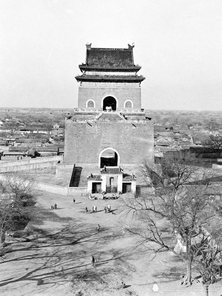 1917年北京社会生活旧影,大街上的旗人妇女与北京钟鼓楼
