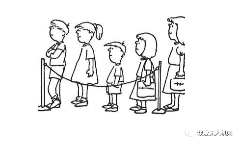 考试开始前需先排队候场;由各机构负责人叫考生考号.