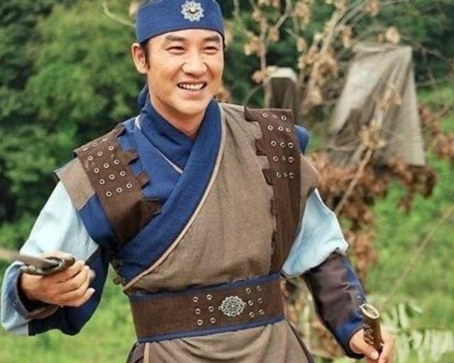 不仅红了演春香和李梦龙的在熙和韩彩英,出演男二卞学道的严泰雄也